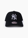 New York Yankees Black & White Pro Pinch Snapback